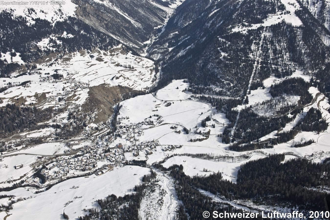 Bergün (Bravuogn), Latsch (links), Val Tuors (Mitte), Seilbahn 'Pros da Darlux'